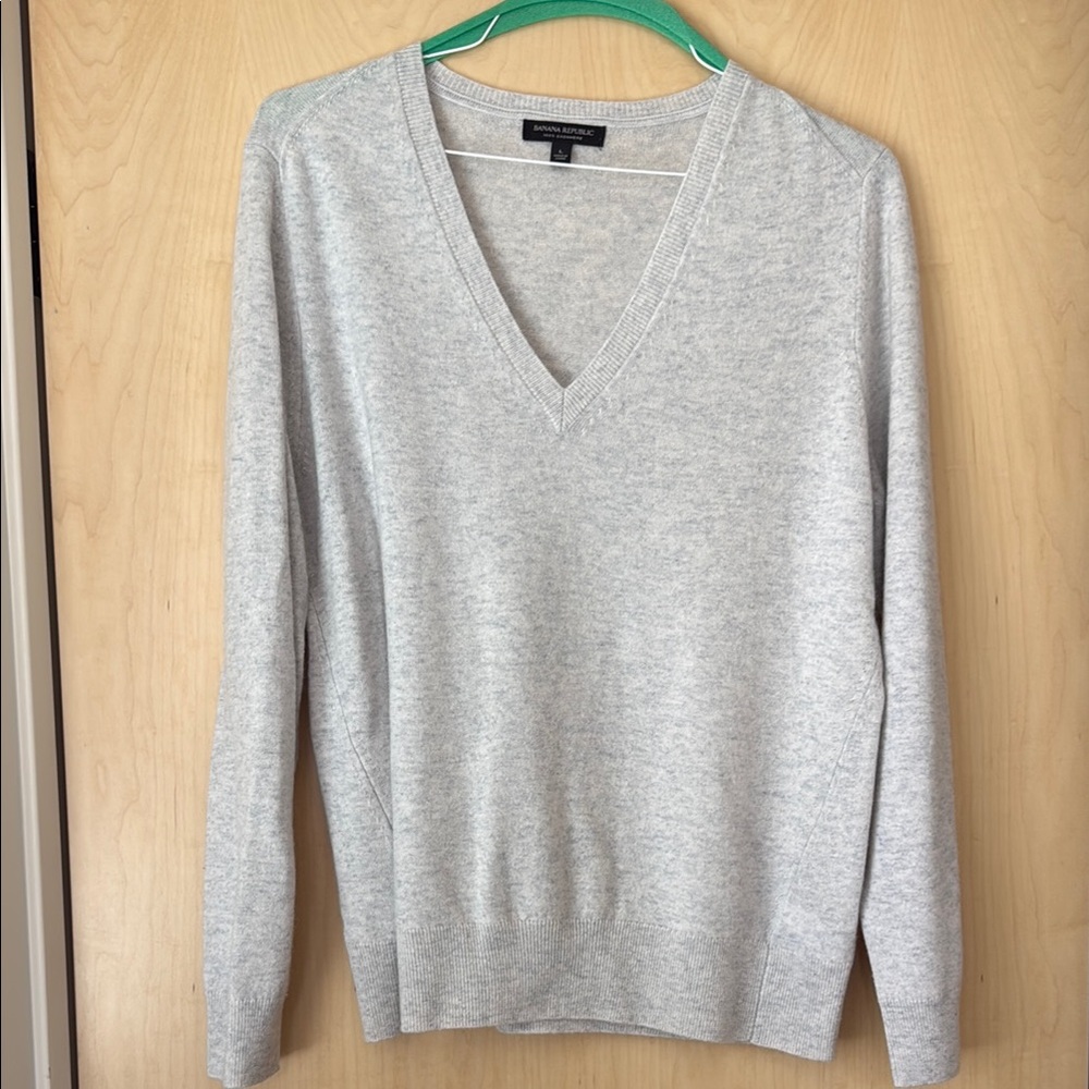 Cashmere Banana Republic Gray V-Neck Sweater Classic Knit
